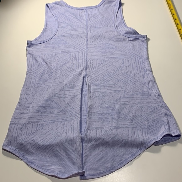 DSH Lavender Color Top Size M- Great Condition Lovely Color and Design- No Label - Picture 4 of 9